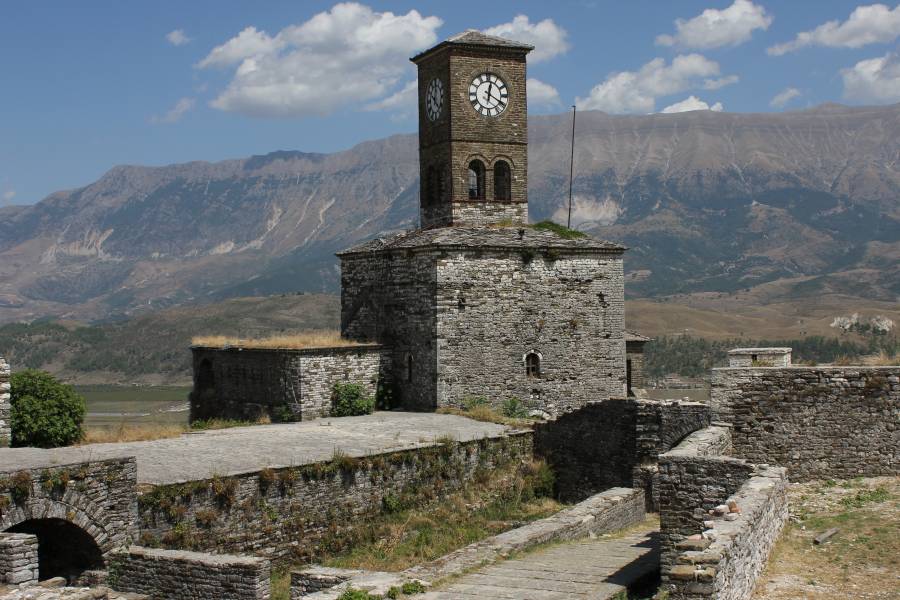 Die Burg von Gjirokastra, im Hintergrund Berge