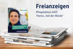 Ein Stapel Tageszeitungen liegt auf einem Holztisch. Auf dem Zeitungsstapel steht aufrecht eine gedruckte Anzeige von Renovabis. Die Anzeige zeigt das Porträt einer dunkelhaarigen Frau mit freundlichem Gesichtsausdruck, sie trägt einen blauen Strickpullover. Links oben befindet sich das Logo von Renovabis. Darunter steht in großer weißer Schrift auf grünem Hintergrund: „Stärken Sie Menschen im Osten Europas!“. Am unteren Rand ist die Webadresse „renovabis.de/helfen“ zu sehen. Rechts neben dem Zeitungsstapel steht in großer, dunkelblauer Schrift: „Freianzeigen – Pfingstaktion 2025 – Thema ‚Voll der Würde‘“.