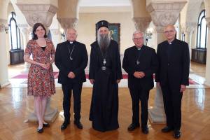 Intensive Gespräche in Serbien: Renovabis-Länderreferentin Christiana Hägele, Erzbischof Ladislav Nemet SVD, der serbisch-orthodoxe Patriarch Porfirije Perić sowie der Renovabis-Aktionsratsvorsitzende Erzbischof Heiner Koch und der Leiter des Hilfswerks, Pfarrer Thomas Schwartz (von links)