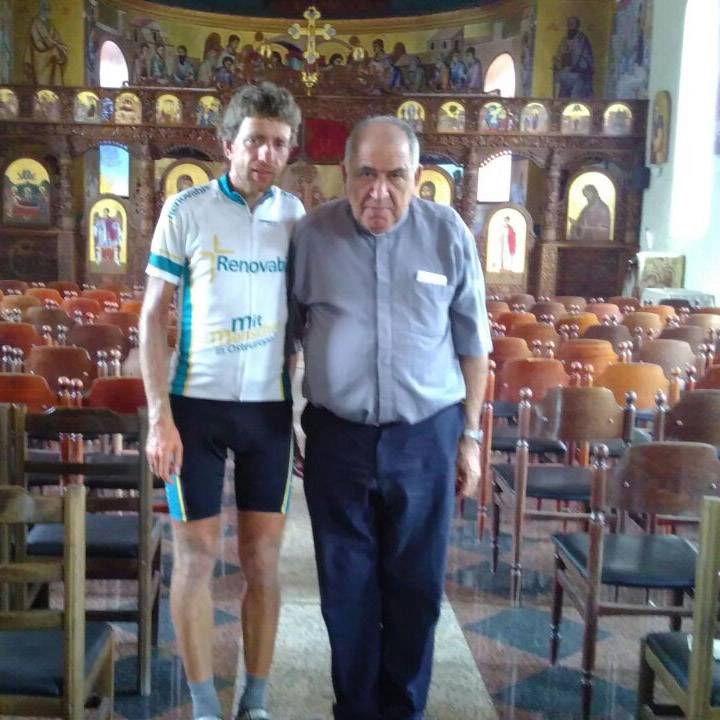 Christoph Fuhrbach während des Transcontinental Race 2017 auf Stippvisite in Strumica, hier mit Pfarrer Georgi Trajkov.