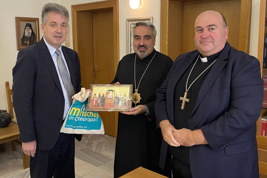 Weihbischof Rumen Stanev (rechts) und der griechisch-katholischen Bischof von Sofia, Petko Valov (links) im Gespräch mit Renovabis-Geschäftsführer Dr. Markus Ingenlath.