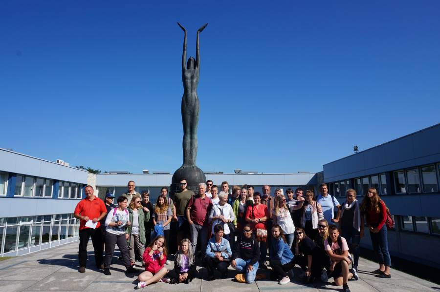 Gruppenfoto am Fernsehturm im litauischen Vilnius