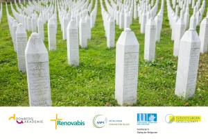Das Bild zeigt einen muslimischen Friedhof mit zahlreichen weißen Grabstelen in Reih und Glied. Im Vordergrund sind Inschriften auf Bosnisch und Arabisch zu erkennen. Unten befinden sie die Logos der veranstaltenden Organisationen.