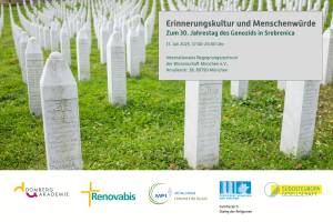Das Bild zeigt einen muslimischen Friedhof mit zahlreichen weißen Grabstelen in Reih und Glied. Im Vordergrund sind Inschriften auf Bosnisch und Arabisch zu erkennen. Rechts oben befindet sich ein Infofeld mit Veranstaltungsdaten zur Gedenkveranstaltung an den Genozid von Srebrenica.