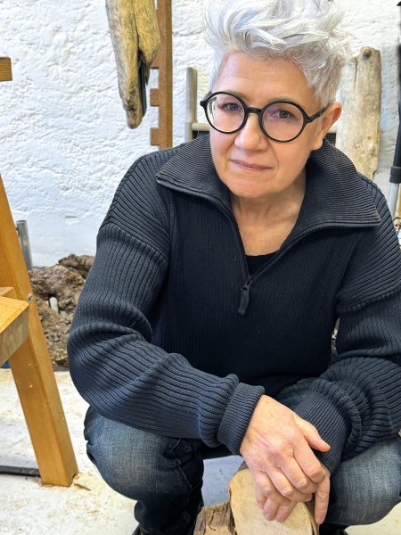 Die Grafikerin und Holzbildhauerin Margret Russer