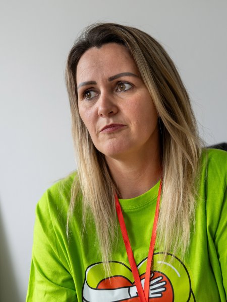 Ein Porträtfoto der Psychologin Blerta Koca. Sie trägt ein hellgrünes T-Shirt, die blonden Haare fallen locker über die Schultern.