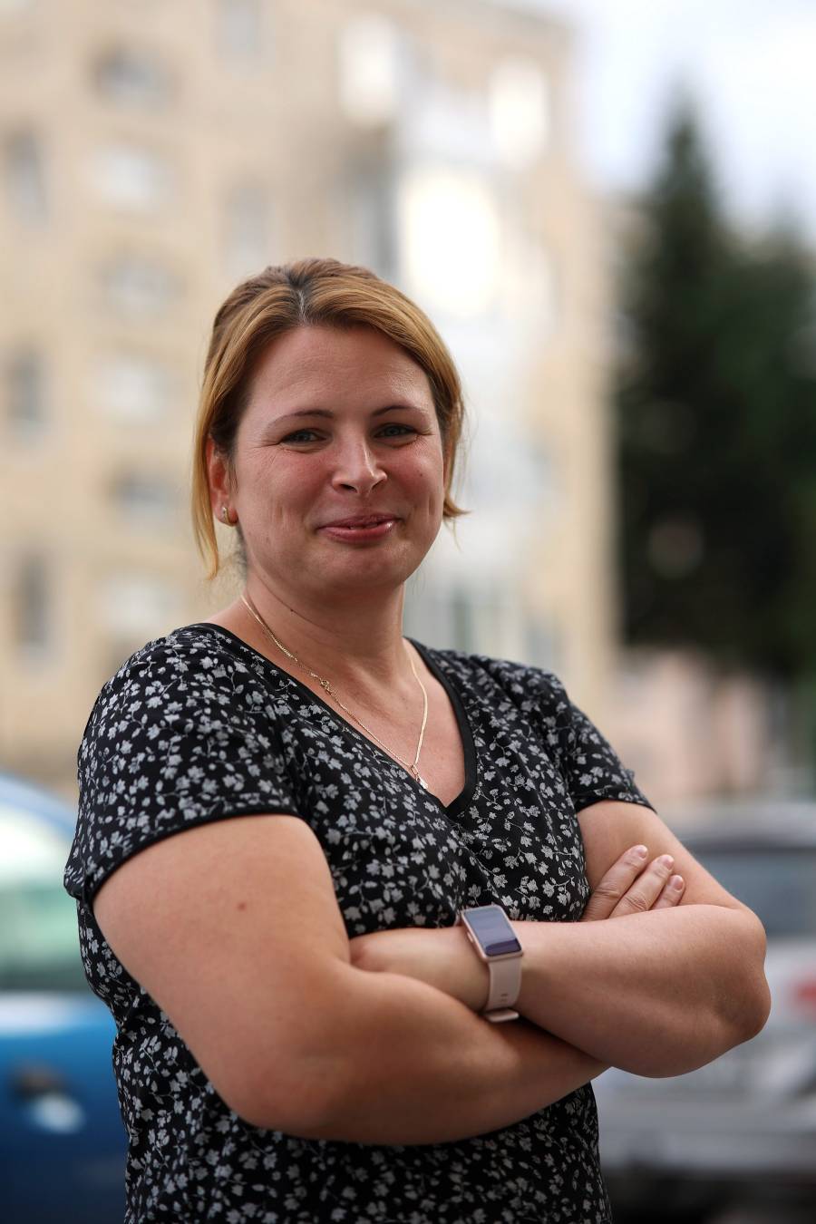 Kunigunda Szabó, Sozialpädagogin im Caritas-Kinderzentrum Ciucului in Sfântu Gheorghe. Sie lächelt freundlich in die Kamera. Sie trägt ein schwarz-weiß-geblümtes T-Shirt, eine markante Uhr am Handgelenk sowie ein zierliches Kettchen um den Hals.