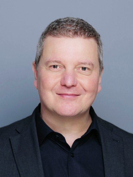 Porträt-Foto des Autors: Andreas Leinhäupl ist Professor für biblische Theologie bei der Katholischen Hochschule für Sozialwesen Berlin (KHSB) und Leiter des Berliner Instituts für Religionspädagogik und Pastoral. Auf unserem Foto trägt er sehr kurze blonde Haare, ein dunkles Shirt und ein dunkles Jacket.