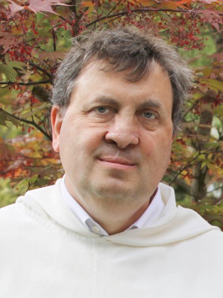 Porträtfoto von Prof. Dr. Thomas Eggensperger OP. Er ist Direktor des philosophisch-theologischen Forschungszentrums Institut M.-Dominique Chenu" in Berlin, das in der Trägerschaft des Dominikanerordens ist. Er trägt Ordenskleidung und blickt vor einem herbstlichen Hintergrund direkt in die Kamera.