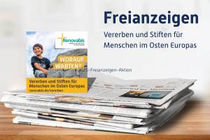 Ein Stapel Tageszeitungen liegt auf einem Holztisch. Auf dem Zeitungsstapel steht aufrecht eine gedruckte Anzeige von Renovabis. Die Anzeige zeigt das Porträt einer dunkelhaarigen Frau mit freundlichem Gesichtsausdruck, sie trägt einen blauen Strickpullover. Links oben befindet sich das Logo von Renovabis. Darunter steht in großer weißer Schrift auf grünem Hintergrund: „Stärken Sie Menschen im Osten Europas!“. Am unteren Rand ist die Webadresse „renovabis.de/helfen“ zu sehen. Rechts neben dem Zeitungsstapel steht in großer, dunkelblauer Schrift: „Freianzeigen – Pfingstaktion 2025 – Thema ‚Voll der Würde‘“.