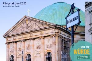 Das Foto zeigt die neoklassizistische Fassade der Sankt-Hedwigs-Kathedrale in Berlin mit ihrer markanten grünen Kuppel. Im Vordergrund ragt ein historisches Straßenschild mit der Aufschrift „Bebelplatz“ ins Bild. Die Kathedrale ist mit einem leuchtenden Kreuz gekrönt. Rechts unten befindet sich ein grafisches Logo mit dem Text: „Voll der Würde – Menschen stärken im Osten Europas“, dem Motto der Renovabis-Pfingstaktion 2025. Das Bild verbindet das Thema der Aktion mit ihrem geografischen Ort, dem Erzbistum Berlin.