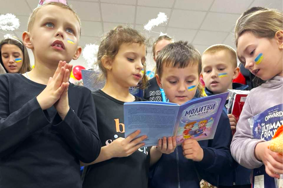 In der Ukraine finden Kinder in Schutz- und Betreuungszentren einen Moment von Freude, Zuversicht und einem normalem Leben abseits des Krieges.<br><small class="stackrow__imagesource">Quelle: Viktorija Andruščyšyna CSA </small>