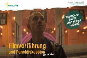 Das Bild zeigt einen Ausschnitt aus dem Film "Three Thousand Numbered Pieces": Ein junger Mann blickt nach oben, hinter ihm leuchten orangene Lichter. Davor steht: Filmvorführung und Paneldiskussion am 24.Mai. Rechts oben steht in einem grünen Kreis: Kostenloser Eintritt - Jetzt Tickets sichern!
