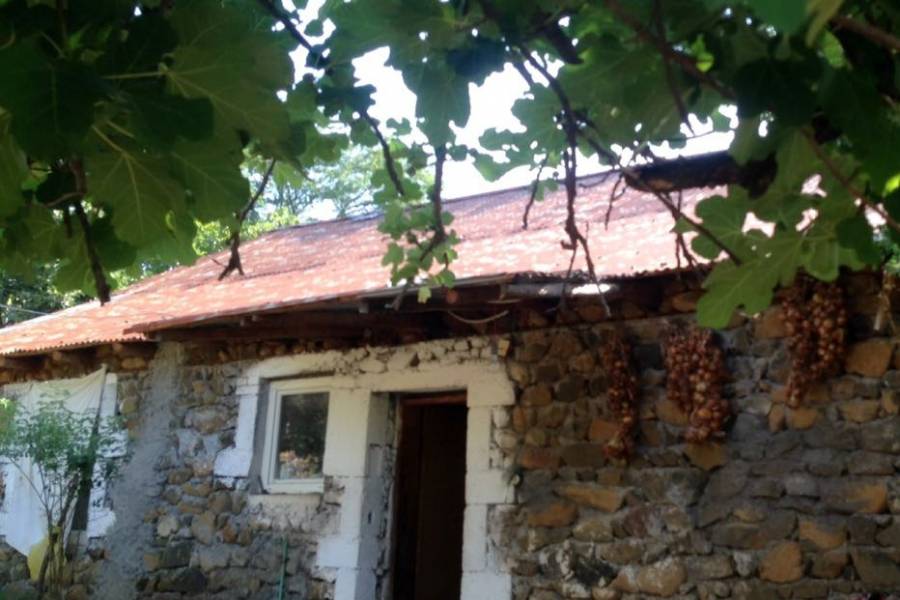 Außenansicht eines albanischen Steinhauses