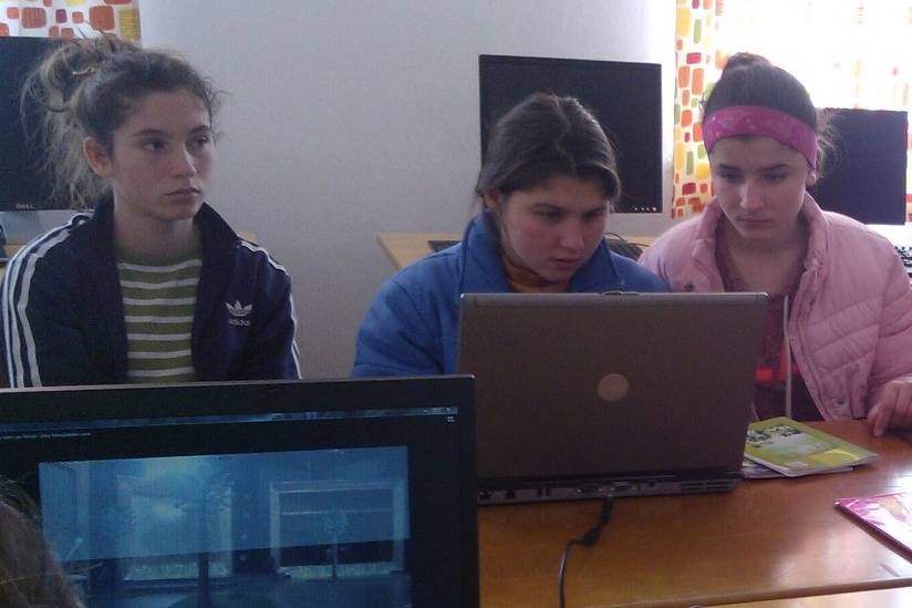 Drei Mädchen arbeiten am Computer