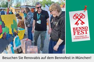 Linker Teil der Foto-Collage: Eine Frau und ein Mann stehen im Rahmen einer Open Air-Veranstaltung an einem großformatigen, aufrecht stehenden Länderpuzzle und amüsieren sich. Im Hintergrund sieht man weitere Besucher der Veranstaltung und Buden. Rechter Teil in Rot auf weißem Hintergrund: Das Logo des Münchner Bennofestes mit zwei gekreuzten Schlüsseln und dem Schriftzug "BENNOFEST - Schlüssel zu unseren Herzen"