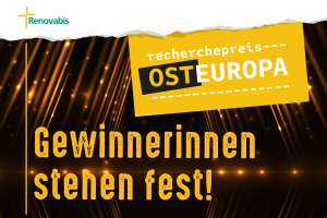 Das Bild zeigt im unteren Drittel den Schriftzug "Gewinnerinnen stehen fest". Rechts oben ist das Logo des Recherchepreis Osteuropa zu sehen und am oberen Rand das Logo von Renovabis. Im Hintergrund sind goldene Lichtspiele zu erkennen.