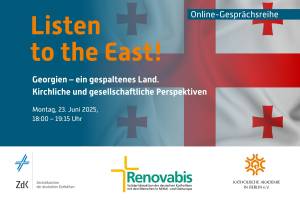 Auf dem Bild sind mehrere grafische Elemente zu sehen. Im Hintergrund weht die Flagge von Georgien mit einem großen roten Kreuz und vier kleineren Kreuzen auf weißem Grund. Im Vordergrund steht groß und orange die Überschrift „Listen to the East!“ mit dem Thema „Georgien – ein gespaltenes Land. Kirchliche und gesellschaftliche Perspektiven“. Darunter sind Datum und Uhrzeit der Veranstaltung angegeben: Montag, 23. Juni 2025, von 18:00 bis 19:15 Uhr. Rechts oben befindet sich ein blauer Balken mit dem Hinweis „Online-Gesprächsreihe“. Unten sind die Logos der Veranstalter zu sehen: das ZdK (Zentralkomitee der deutschen Katholiken), Renovabis und die Katholische Akademie in Berlin e.V.