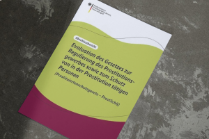 Das Bild zeigt das Cover der Evaluation des Gesetzes zur Regulierung des Prostitutionsgewerbes vor einem grauen Hintergrund.