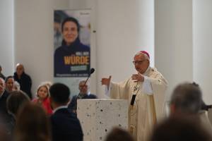 Der Berliner Erzbischof Heiner Koch feiert in der Sankt Hedwigs-Kathedrale in Berlin ein Pontifikalamt zur Eröffnung der Renovabis-Pfingstaktion 2025.