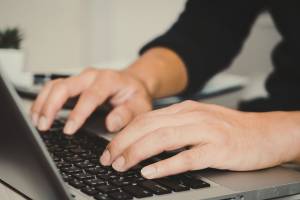 Close-up: person typing on a laptop. At the beginning there is the application: It forms the basis for a project.