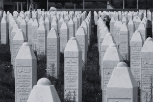 Das Bild zeigt lange Reihen von Grabsteinen auf dem Friedhof des Srebrenica Genocide Memorial in Potočari.