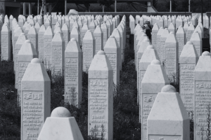 Das Bild zeigt lange Reihen von Grabsteinen auf dem Friedhof des Srebrenica Genocide Memorial in Potočari.