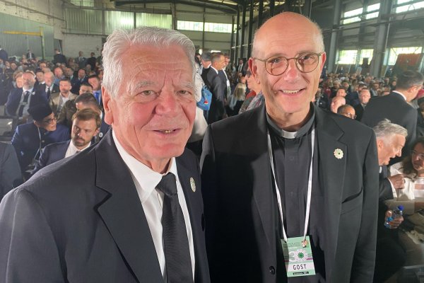 Das Bild zeigt Altbundespräsident Joachim Gauck mit Renovabis-Hauptgeschäftsführer Thomas Schwartz.