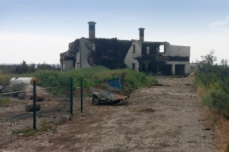 Zerstörtes Wohnaus in der Nähe von Mariupol im Osten der Ukraine.
