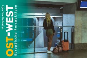 Das Bild zeigt eine junge Frau das Titelbild der neuen OWEP-Ausgabe. Darauf ist eine junge Frau mit langen blonden Haaren von hinten zu sehen, die neben ihrem Koffer und einer Tasche steht. Sie lehnt an einem gläsernen Geländer in einem Bahnhof und schaut auf die unten liegenden Gleise hinunter.