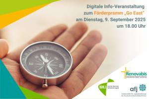 Eine Hand hält einen Kompass als Symbol für Orientierung - Ankündigung der digitalen Info-Veranstaltung zum Förderprogramm "Go East" am 9. September 2025.