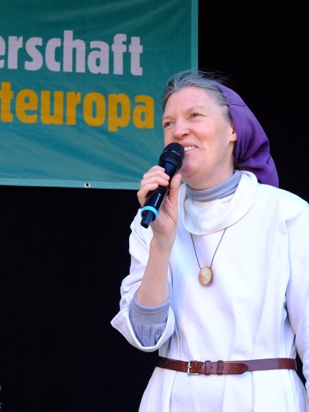 Sr. Christina Färber mit Mikrophon auf einer Bühne