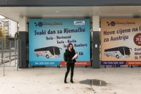 Selma Puzic (30) an einer Bushaltestelle in Tuzla.