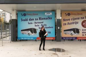 Selma Puzic (30) in Tuzla. Sie hat Jura studiert, findet aber keine ihrer Profession entsprechende Arbeit. Gerade macht sie eine Ausbildung zur Krankenpflegerin, um in Deutschland arbeiten zu können.