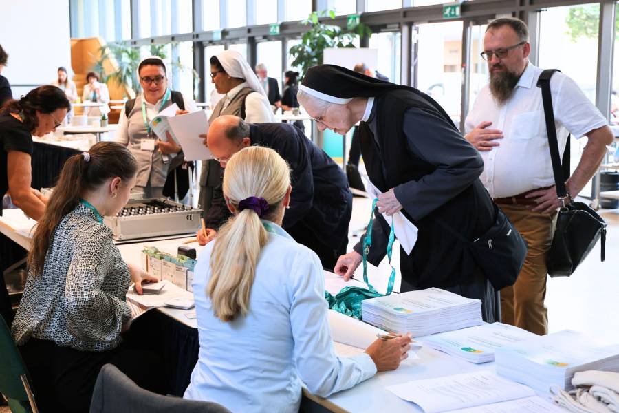 Ankunft und Anmeldung am ersten Tag des 29. Internationalen Renovabis-Kongresses in der Katholischen Akademie in Berlin: Die Teilnehmenden holen ihre Kongressunterlagen am Check-in-Tisch ab.<br><small class="stackrow__imagesource">Quelle: Doris Breitsameter, Renovabis </small>