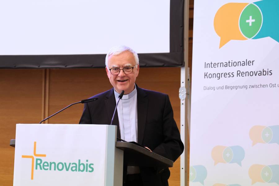 Der Berliner Erzbischof Dr. Heiner Koch, Vorsitzender des Aktionsrates von Renovabis, sprach bei der Eröffnung des 29. Internationalen Renovabis-Kongresses in der Katholischen Akademie in Berlin. Er würdigte die Veranstaltung als Bildungs- und Lernkongress, der zum Dialog zwischen Ost und West beiträgt.<br><small class="stackrow__imagesource">Quelle: Doris Breitsameter, Renovabis </small>