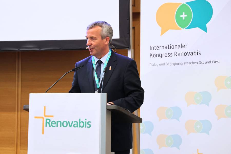 Johann Saathoff, Parlamentarischer Staatssekretär im Bundesministerium für wirtschaftliche Zusammenarbeit und Entwicklung, bei seinem Vortrag auf dem 29. Internationalen Renovabis-Kongress. Er betonte, dass eine lebendige Zivilgesellschaft Freiheit, Demokratie und Würde verteidige – und sie beginne vor Ort. Was auf Bundesebene beschlossen werde, müsse lokal gelebt und gestaltet werden: „Das Leben ist zum Mitmachen da, nicht zum Zuschauen“, so Saathoff.<br><small class="stackrow__imagesource">Quelle: Doris Breitsameter, Renovabis </small>