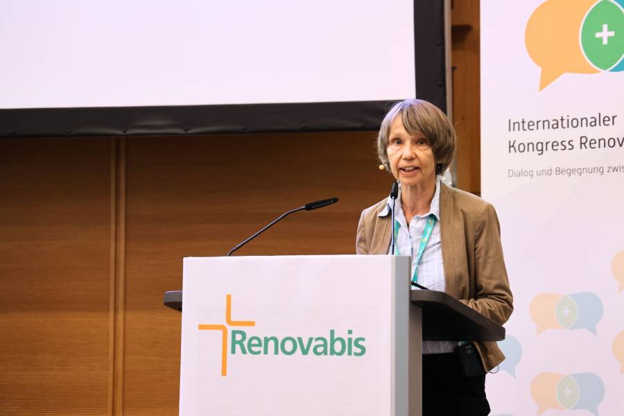 Dr. Karlies Abmeier vom Diözesanrat der Katholiken im Erzbistum Berlin moderierte den 29. Internationalen Renovabis-Kongress und führte sachkundig und engagiert durch das Programm.<br><small class="stackrow__imagesource">Quelle: Doris Breitsameter, Renovabis </small>