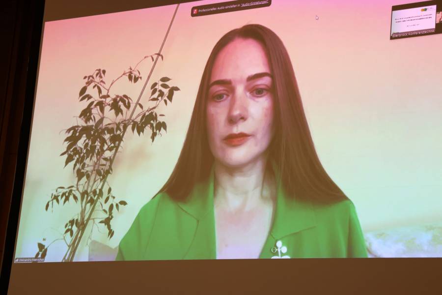 Oleksandra Matviichuk, ukrainische Juristin, Friedensnobelpreisträgerin und Vorsitzende des Center for Civil Liberties in Kyjiw, sprach online beim 29. Internationalen Renovabis-Kongress. In ihrem Vortrag „Mut zur Würde“ schilderte sie eindrücklich die Lage in der Ukraine – etwa das Schicksal eines kleinen Jungen, der neben seiner sterbenden Mutter lag, getötet von russischen Angriffen. Im Saal herrschten große Betroffenheit und Stille. Ihr zentraler Satz wurde im Laufe des Tages immer wieder zitiert: „Normale Leute können Außergewöhnliches bewirken.“<br><small class="stackrow__imagesource">Quelle: Doris Breitsameter, Renovabis </small>