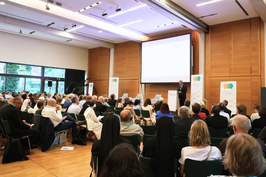 Blick in den Saal der Katholischen Akademie in Berlin beim 29. Internationalen Renovabis-Kongress: Mehr als 200 Teilnehmende aus 26 Ländern – aus Kirche, Wissenschaft, Politik und Zivilgesellschaft – verfolgen aufmerksam die Eröffnungsreden.<br><small class="stackrow__imagesource">Quelle: Doris Breitsameter, Renovabis </small>