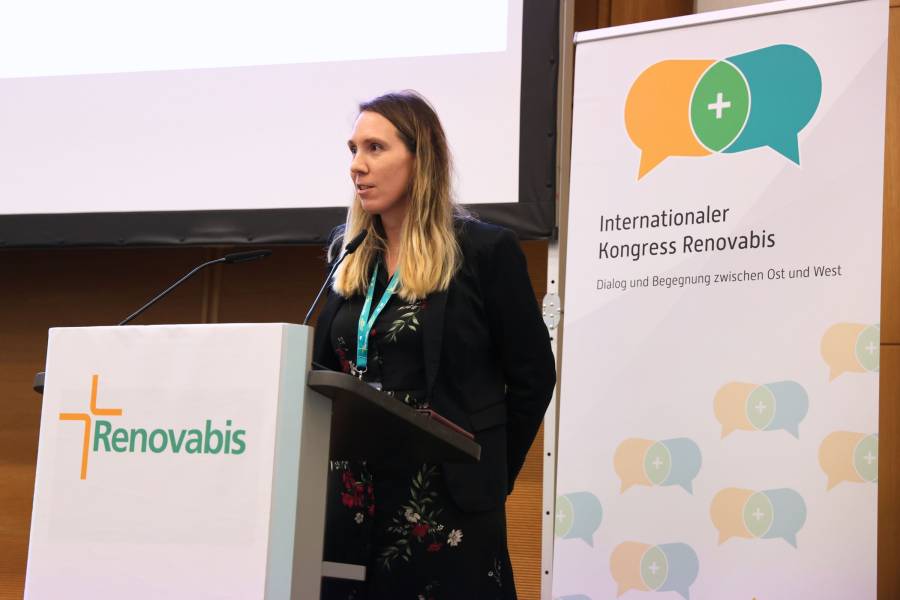 Darija Fabijanić, Referentin bei Renovabis, verantwortet die Planung und Durchführung des Internationalen Kongresses. Beim 29. Kongress in Berlin begrüßte sie die Teilnehmenden und führte ins Thema ein.<br><small class="stackrow__imagesource">Quelle: Doris Breitsameter, Renovabis </small>