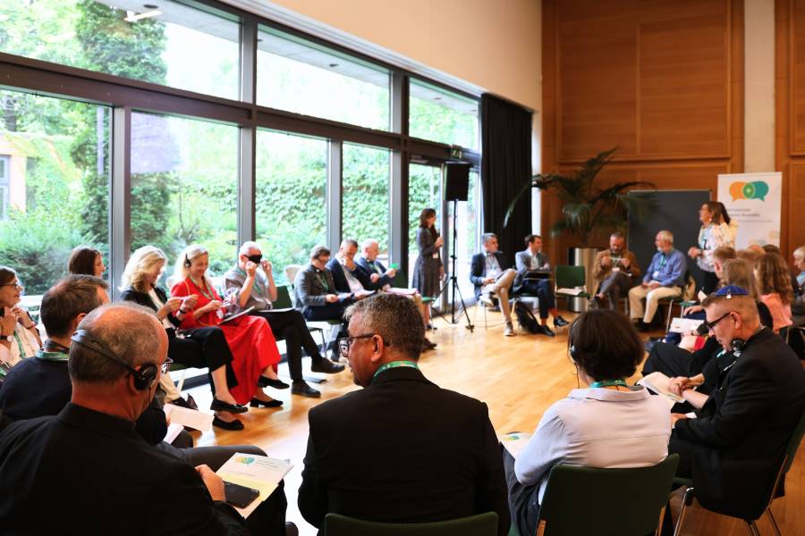 Gruppenarbeit im Anschluss an die Podiumsdiskussion: In der Dialoggruppe 1 diskutieren Teilnehmende das Thema „Wir alle sind Ebenbild Gottes – mit Kommunikation Teilhabe und Würde ermöglichen“. Impulse kamen von Jelena Ankić (Caritas Serbien) und Sigried Spindlbeck (Caritas Oberösterreich), moderiert wurde die Einheit von Matthias Dörr (Renovabis).<br><small class="stackrow__imagesource">Quelle: Doris Breitsameter, Renovabis </small>