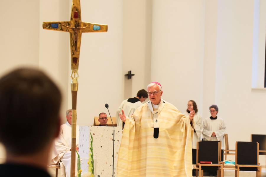 Am Abend des zweiten Kongresstages feierten die Teilnehmenden einen Gottesdienst in der St.-Hedwigs-Kathedrale. Zuvor führte Dompropst Prälat Tobias Przytarski durch den neugestalteten Kirchenraum, Hauptzelebrant war Erzbischof Dr. Heiner Koch.<br><small class="stackrow__imagesource">Quelle: Doris Breitsameter, Renovabis </small>