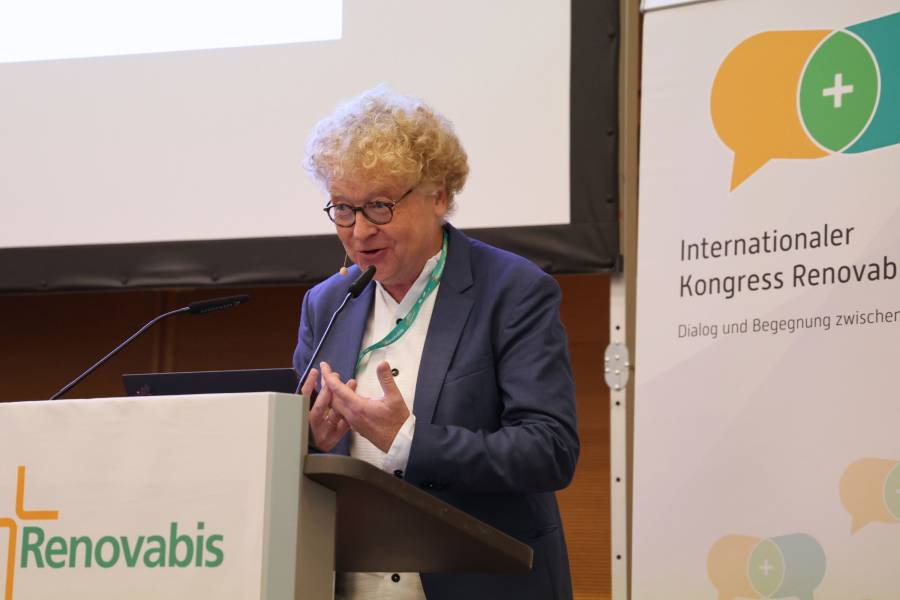 Prof. Dr. Andreas Lob-Hüdepohl, Professor für Theologische Ethik an der Katholischen Hochschule für Sozialwesen Berlin und Direktor des Berliner Instituts für christliche Ethik und Politik, sprach beim 29. Internationalen Renovabis-Kongress über ethische Fragen am Lebensende. Seine Botschaft: Die „Letztzuständigkeit“ eines Menschen, der sein Leben beenden möchte, dürfe nicht mit „Alleinzuständigkeit“ verwechselt werden. „Andere Menschen müssen auch um mich ringen dürfen.“<br><small class="stackrow__imagesource">Quelle: Doris Breitsameter, Renovabis </small>