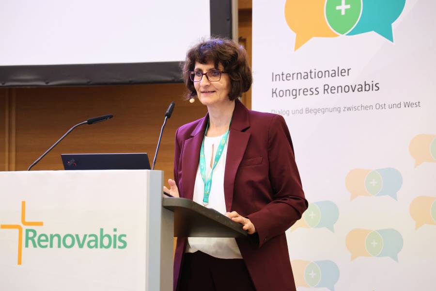 Dr. Claudia Pfrang, Direktorin der Domberg-Akademie Freising, moderierte den Vormittag des zweiten Kongresstages. Thema des Blocks: „Menschenwürde zwischen Relationalität und Autonomie“ – mit ethischen und gesellschaftlichen Herausforderungen am Beispiel des assistierten Suizids.<br><small class="stackrow__imagesource">Quelle: Doris Breitsameter, Renovabis </small>