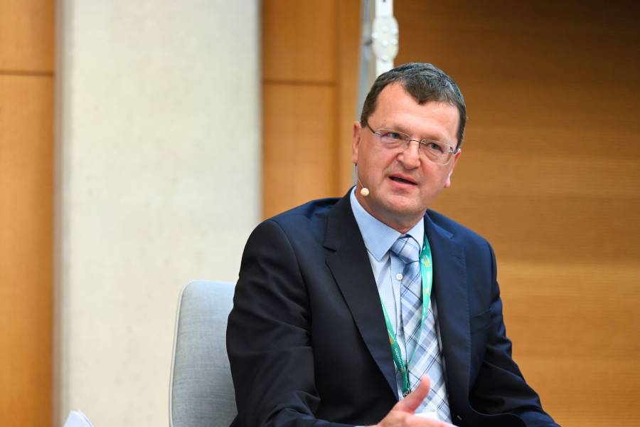 Prof. Dr. Roman Globokar, Professor für Moraltheologie an der Universität Ljubljana, Slowenien ging bei seinem Vortrag auf die Situation in seinem Heimatland ein. Dort spreche sich eine Mehrheit für das Recht aus, den Todeszeitpunkt selbst zu bestimmen – gleichzeitig sei die Palliativversorgung dort unzureichend. Er forderte ein verlässliches Netz aus Begleitung und Fürsorge am Lebensende.<br><small class="stackrow__imagesource">Quelle: Thomas Schumann, Renovabis </small>