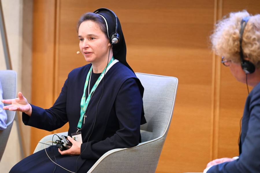 Sr. Giustina Olha Holubets SSMI, Bioethikerin und Gründerin des Perinatal-Hospizes „Imprint of Life“ in Lwiw, Ukraine, nahm an der Podiumsrunde zum assistierten Suizid teil. In der Ukraine, so Holubets, stelle sich diese Debatte aktuell kaum: zu groß seien andere Herausforderungen. Sie warb für konkrete Hilfen, auch für Menschen, die Sterbende begleiten.<br><small class="stackrow__imagesource">Quelle: Thomas Schumann, Renovabis </small>