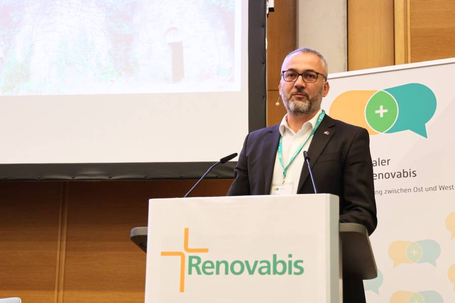 Dr. Harutyun Harutyunyan, Theologe an der Yerevan State University und Vertreter der NGO „Community Development“, spricht im Länderfokus Armenien über die schwierige Situation von Geflüchteten aus Bergkarabach/Arzach. Er machte deutlich, wie die Menschenwürde in der Aufnahme und Begleitung dieser Menschen konkret werden kann.<br><small class="stackrow__imagesource">Quelle: Doris Breitsameter, Renovabis </small>