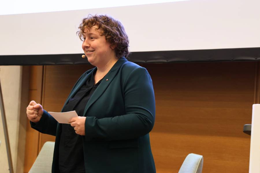Dr. Paulina Hauser vom Deutschen Caritasverband moderierte den dritten Kongresstag. Der Vormittag stand unter dem Leitwort: „Suchet das Recht, helft dem Bedrängten – Würde unter Druck und christliche Verantwortung.“