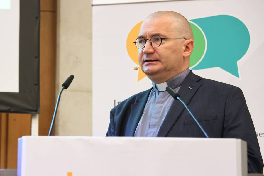 P. Norbert Frejek SJ, Mitglied der Jesuitengemeinschaft in Tscherniwzi, spricht über die tiefgreifenden seelischen Wunden, die der Krieg in der Ukraine hinterlässt. Die Erfahrungen der Mütter, Ehefrauen und Kinder zeigen: Selbst in engen Beziehungen sei der Zugang zur inneren Welt der Soldaten oft unmöglich. Allerdings lernten auch Viele, Hilfe von außen anzunehmen und Vertrauen zu fassen – ein Wert, der sich für die Zukunft als kostbar erweisen könne.<br><small class="stackrow__imagesource">Quelle: Doris Breitsameter, Renovabis </small>